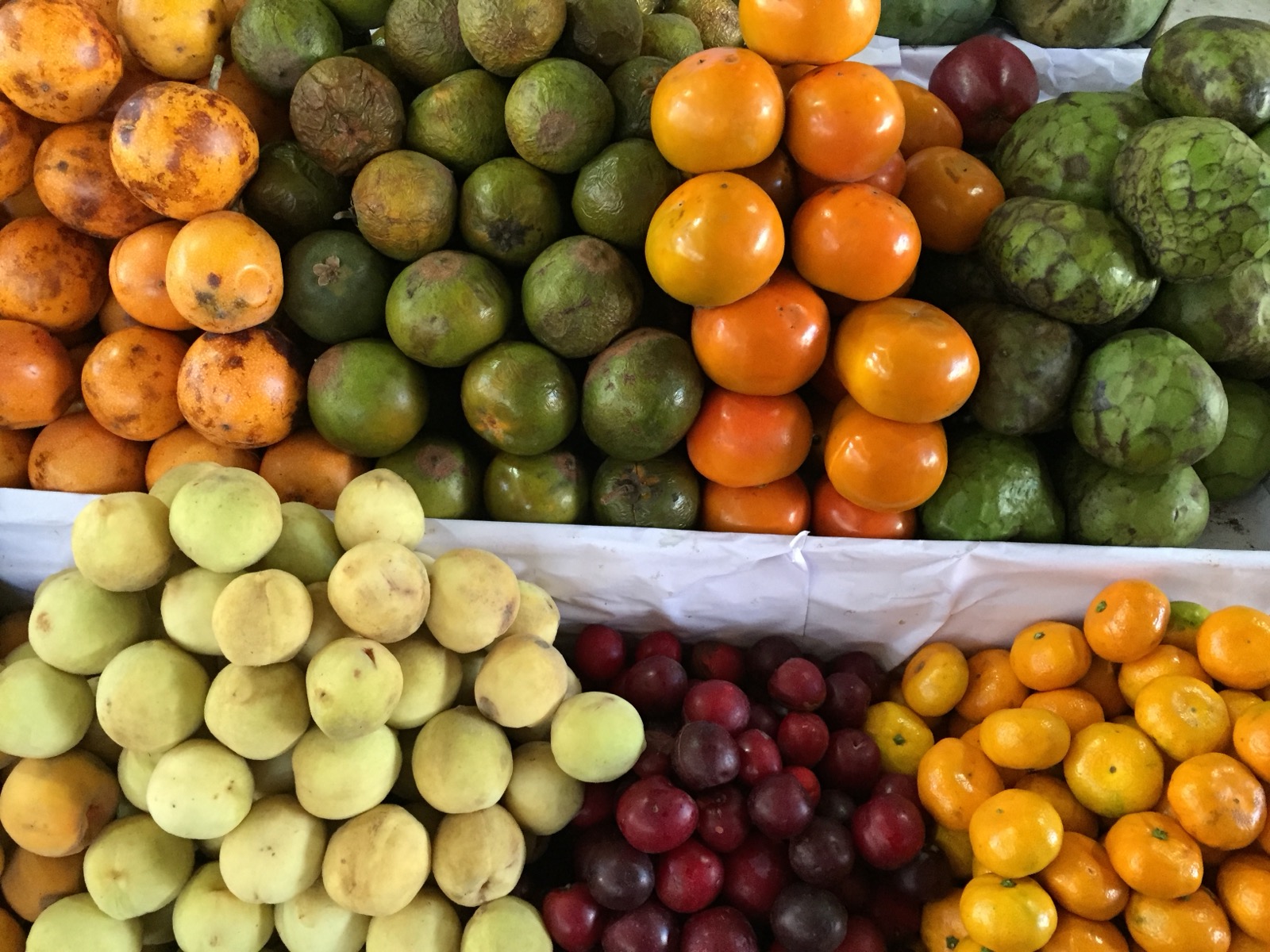 Frutas y verduras en un mercado de Peru